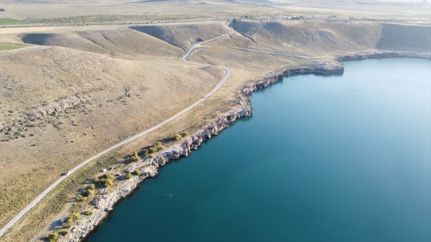 Türkiye'nin en derin gölü Acıgöl, ziyaretçi akınına uğruyor