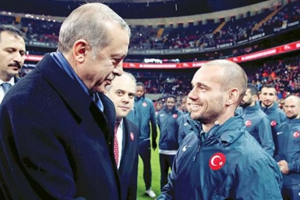Hollanda'dan Sneijder'e Erdoğan baskısı: Elini neden sıktın!