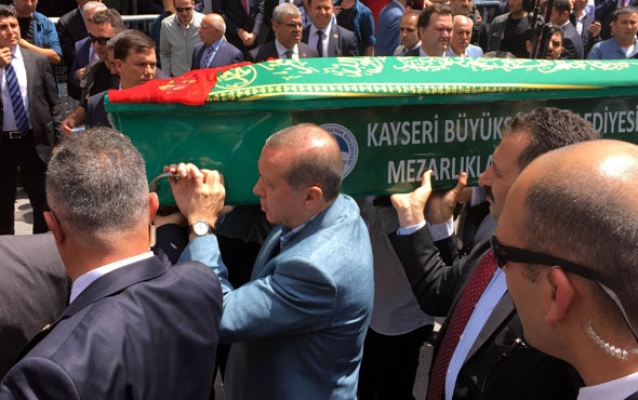 Cumhurbaşkanı Erdoğan da tabuta omuz verdi