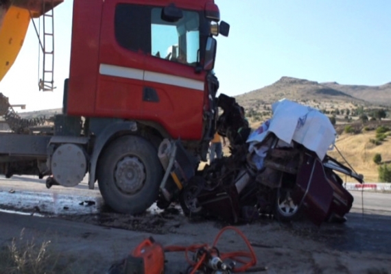 Ankara'da feci kaza: 2 ölü 1 yaralı