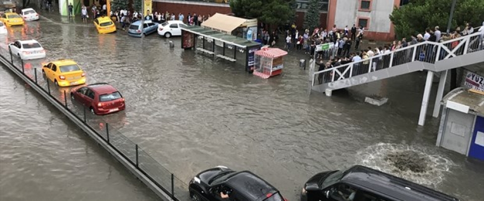 İstanbul'da şiddetli yağmur: Araçlar mahsur kaldı !