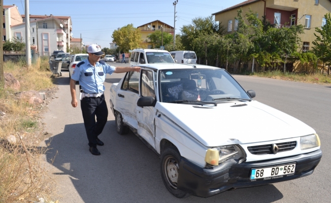 Aksaray'da kaza yapan otomobil yayalara çarptı: 3 yaralı
