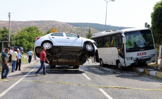 Çankırı'da yolcu midibüsü ile otomobil çarpıştı: 1 ölü, 3 yaralı