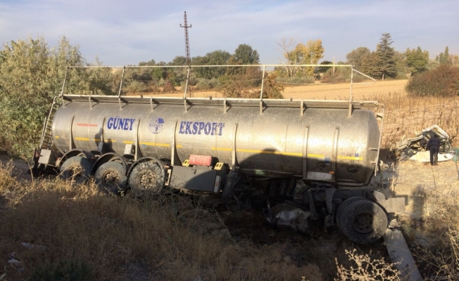 Konya'da tanker devrildi: 1 ölü