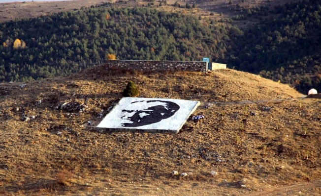 Sivas'ta yamaca Atatürk'ü resmettiler