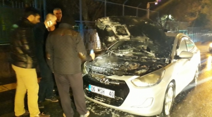 Ankara’da Park Halindeki Otomobil Alev Topuna Döndü