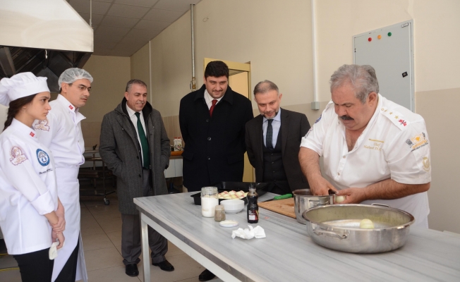 Ertürk genç aşçılarla mutfağa girdi