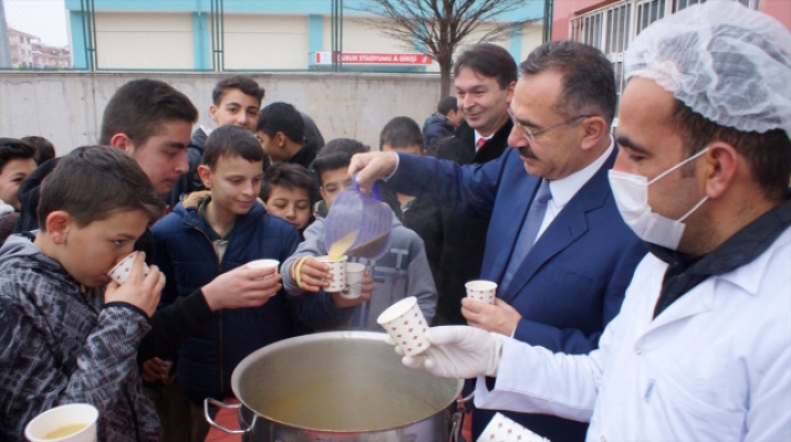 Ankara'da Esnaftan Öğrenciye Sıcak Çorba İkramı