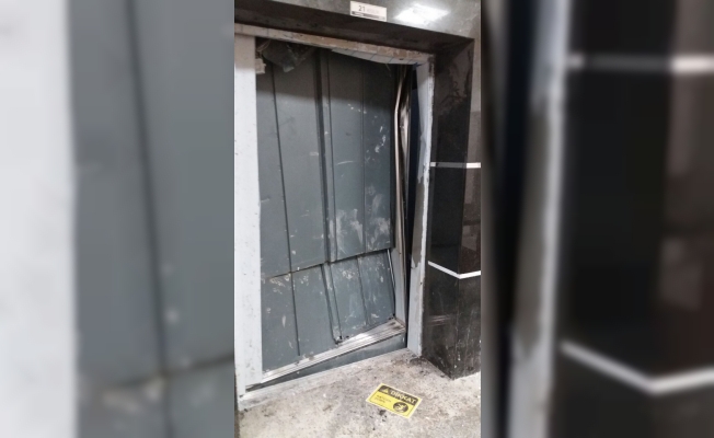 Asansör kabiniyle duvar arasında sıkışan işçi yaralandı