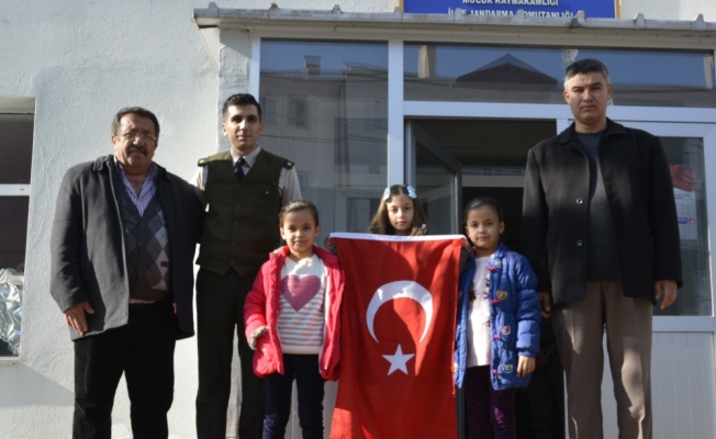 İlkokul öğrencisi kız kardeşlerden Mehmetçik'e destek