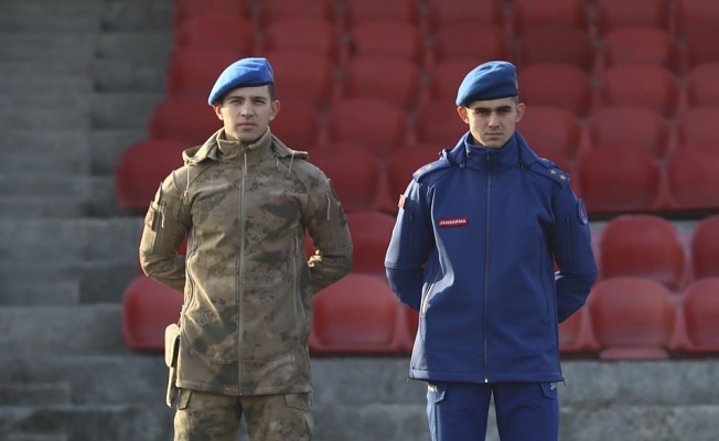 Jandarma yeni kıyafetleri ile görev başında