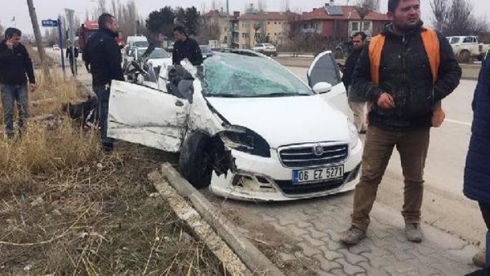 Otomobil, Turşu Yüklü Kamyona Çarptı: 1 Ölü, 3 Yaralı