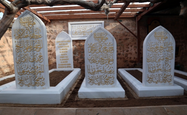 Somuncu Baba Türbesi'ne Osmanlıca mezar taşları
