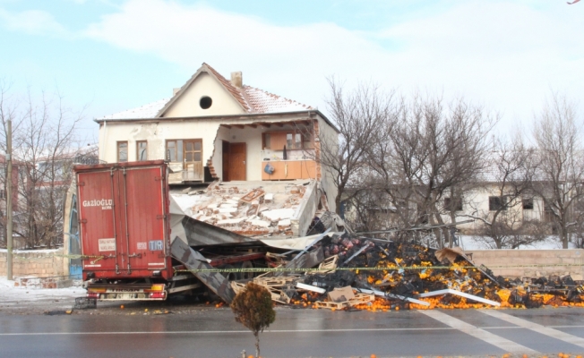 Yozgat'ta portakal yüklü tır binaya çarptı: 1 yaralı