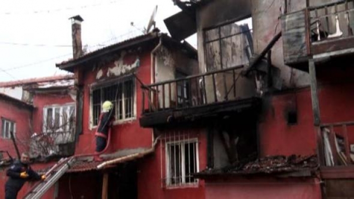 Ankara'da çıkan yangında 6 ev kullanılamaz hale geldi