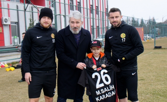 Görme engelli taraftar, Eskişehirsporlu futbolcularla buluştu