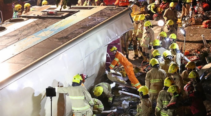 Hong Kong'da otobüs devrildi: 18 ölü
