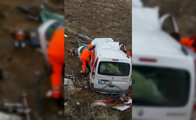 Sivas'ta hafif ticari araç devrildi: 1 ölü, 1 yaralı
