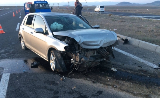 Aksaray'da otomobil refüje çarptı: 6 yaralı