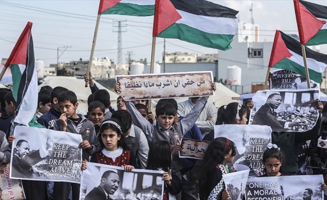 Filistinli çocuklar Martin Luther King'i andı