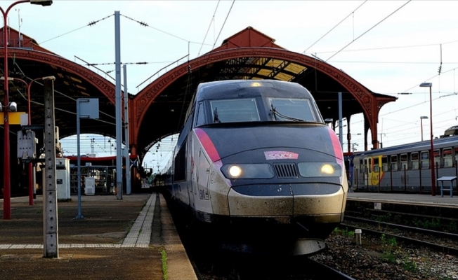 Fransa'da demiryollarının özelleştirilmesi kabul edildi