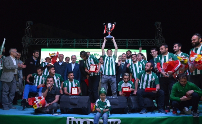 Kırşehir Belediyespor şampiyonluk kupasını aldı