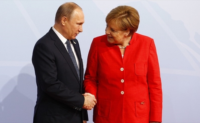 Putin Merkel ile Suriye’yi görüştü