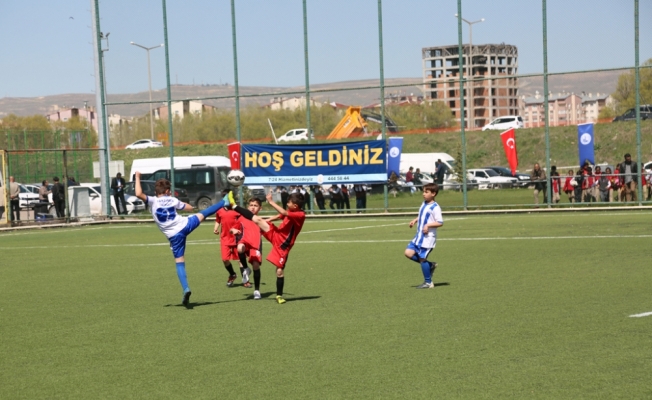 Sivas'ta okullar arası futbol turnuvası düzenlendi