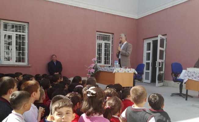 Yazar Karagöz öğrencilerle bir araya geldi