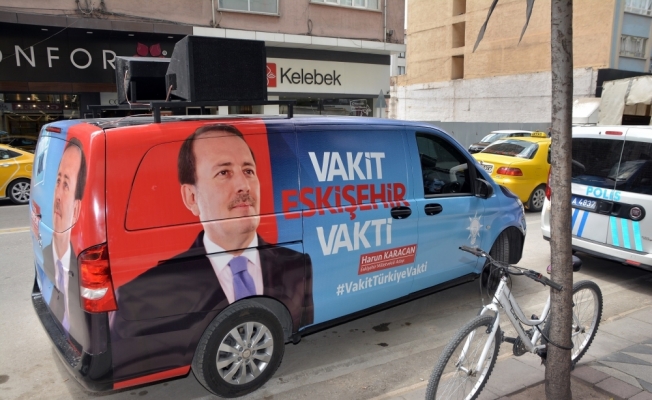 AK Parti'de seçim araçları teslim edildi