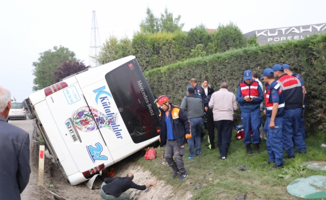 Kütahya'da yolcu otobüsü devrildi