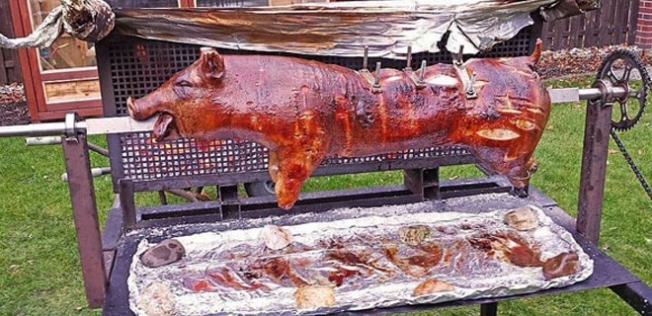 Türk camisi önünde domuz çevirmek istediler!