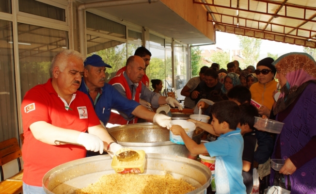 Türk Kızılayından Çubuk'ta bin 500 kişiye sıcak yemek hizmeti