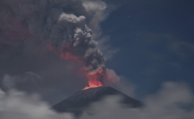 Bali'deki havalimanları yanardağ yüzünden uçuşlara kapatıldı
