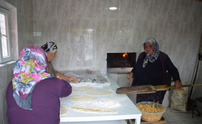 Bünyanlı kadınlar ekmeklerini mahalle fırınında pişiriyor