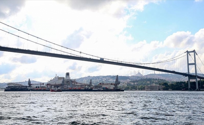 Dünyanın en büyük inşaat gemisi 3. kez İstanbul Boğazı'ndan geçiyor