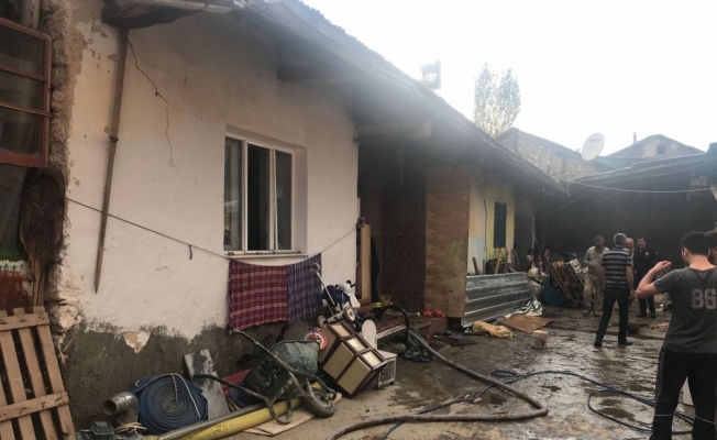 Kardeşine kızdı evi yaktı