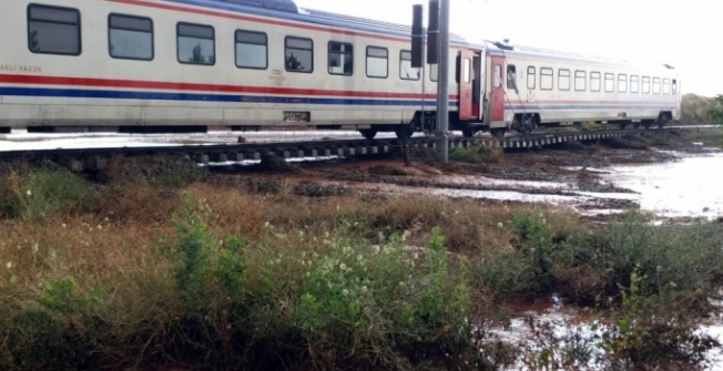 Kırıkkale'de 300 yolcuyu taşıyan tren yolda kaldı