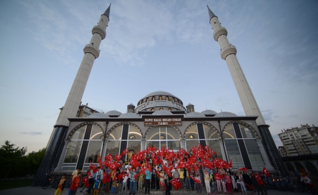 Çocuklar Türk bayraklarıyla camileri doldurdu