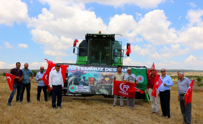 Eskişehir'de çiftçiler 15 Temmuz şehitlerini tarlada andı