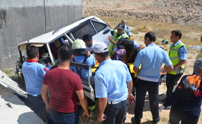 Karaman'da otomobil köprü ayağına çarptı: 2 ölü, 4 yaralı