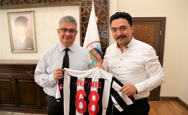 Aksarayspor kulübü yöneticileri Vali Pekmez'i ziyaret etti