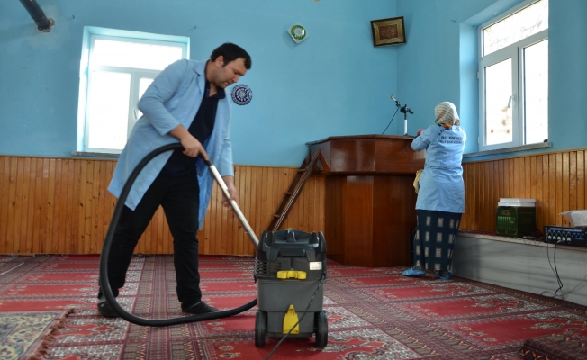 Kahramankazan'da camilerde bayram temizliği yapıldı