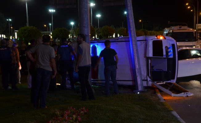 Karaman'da polis aracı ile otomobil çarpıştı: 3 yaralı