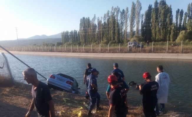 Konya'da otomobil sulama kanalına devrildi: 2 ölü
