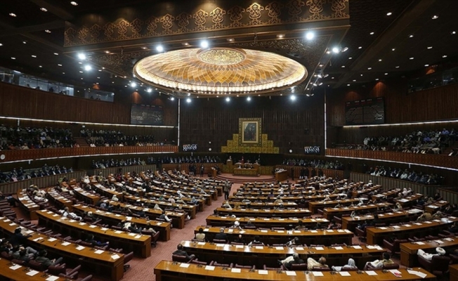 Pakistan'da partilerin meclisteki sandalye sayıları açıklandı
