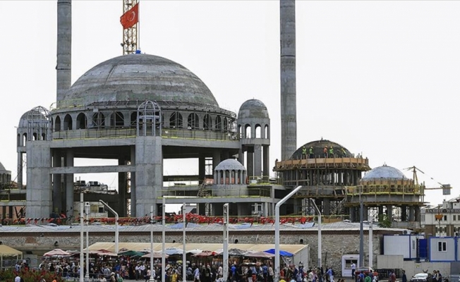 Taksim Camisi'nde ince işçilik ve süsleme işlemine geçildi