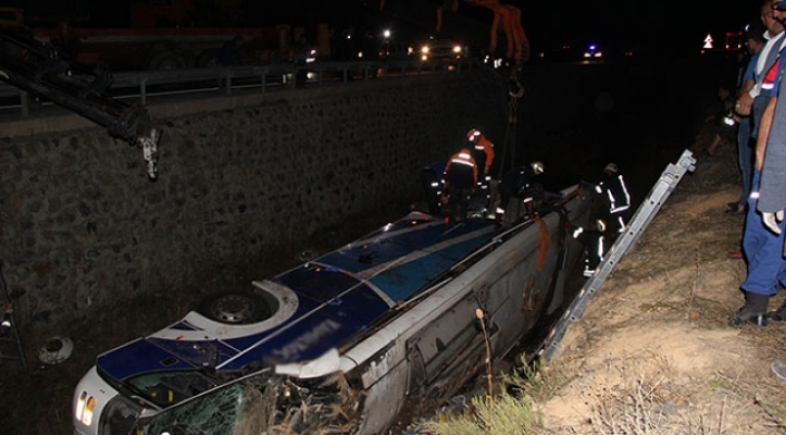 Afyonkarahisar'da yolcu otobüsü devrildi: 7 ölü, 28 yaralı