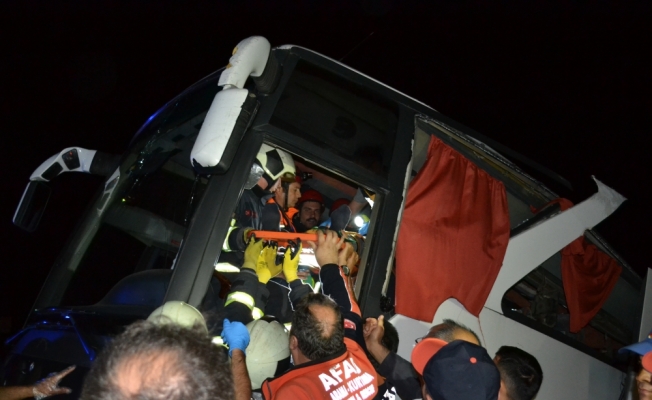 GÜNCELLEME - Polis refakatindeki düzensiz göçmenleri taşıyan otobüs devrildi: 41 yaralı