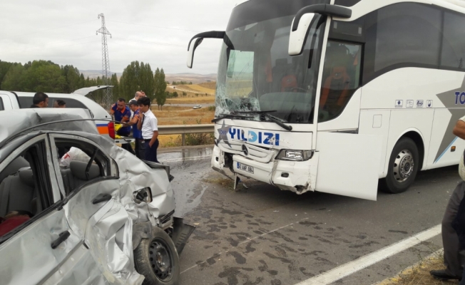 Sivas'ta yolcu otobüsü ile otomobil çarpıştı: 2 ölü, 3 yaralı